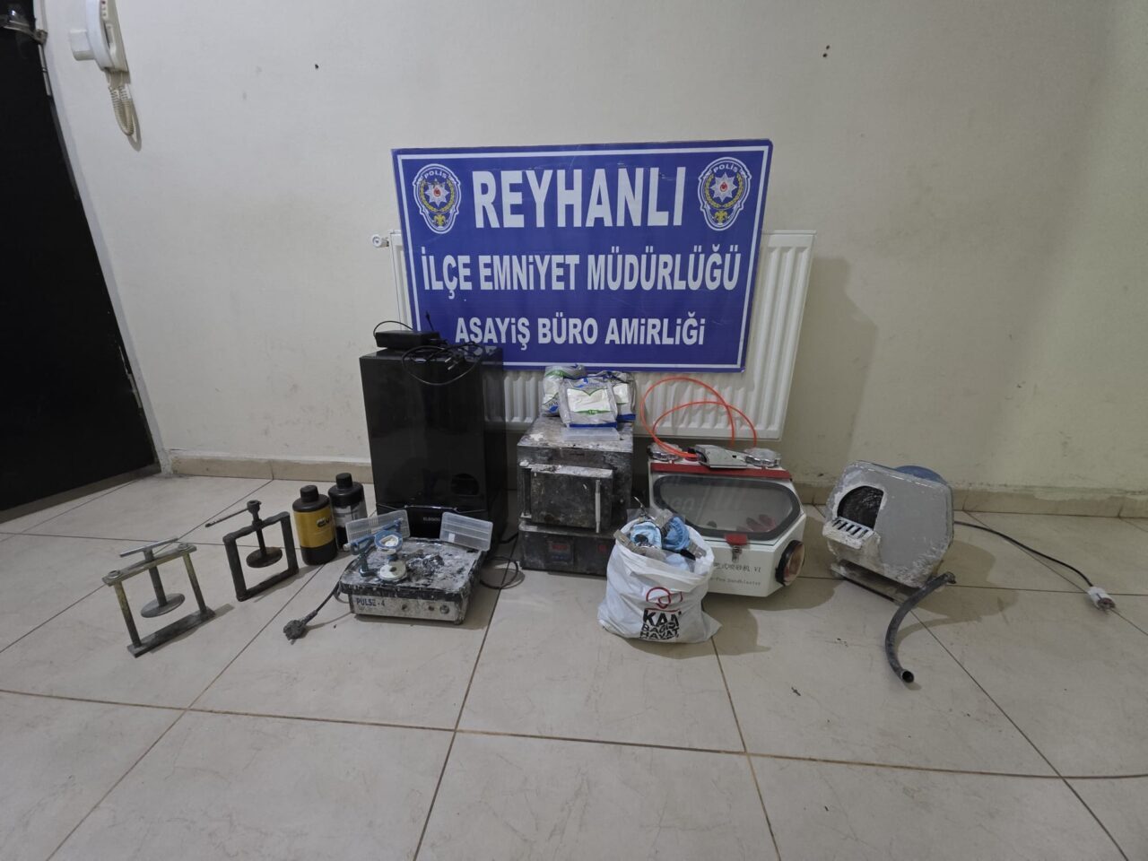 HATAY (AA) – Hatay'ın Reyhanlı ilçesinde, kaçak işletilen diş laboratuvarına