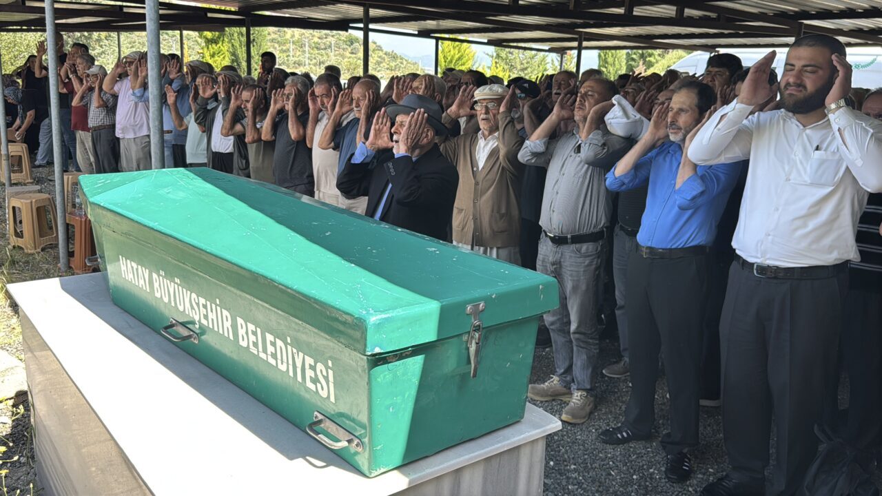 HATAY (AA) – Hatay'ın Defne ilçesinde tabancayla vurularak öldürülen baba