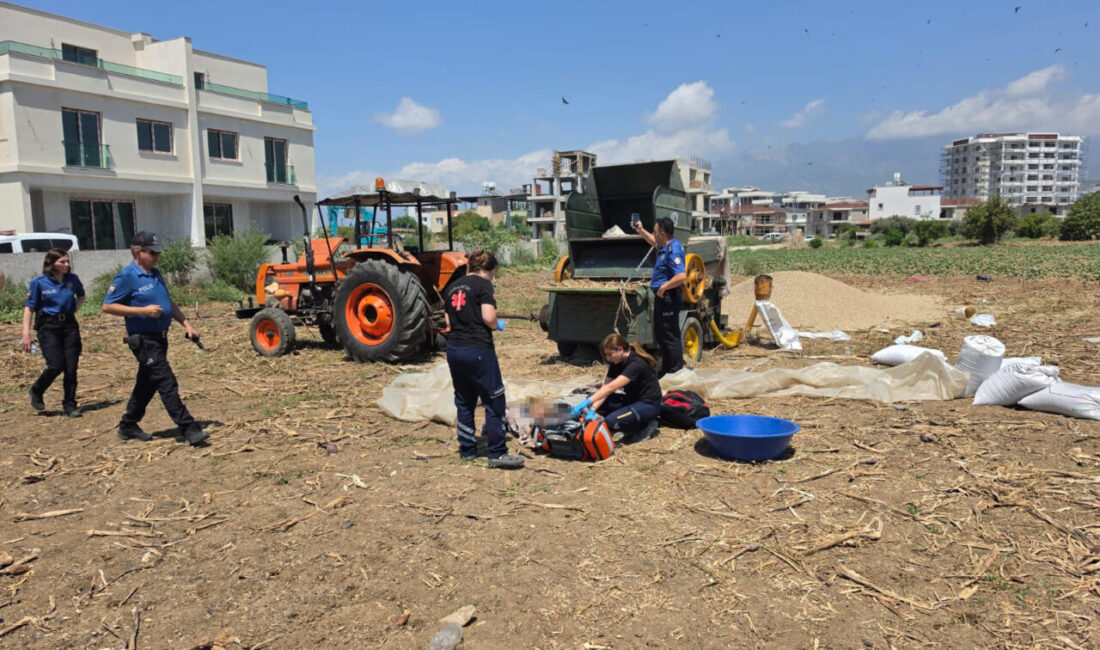 HATAY (AA) – Hatay'ın Arsuz ilçesinde tarlada çalışırken saman ayırma