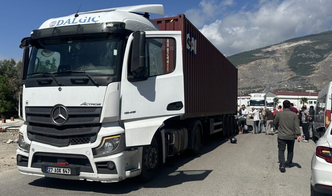 HATAY (AA) – Hatay'ın İskenderun ilçesinde geri manevra yapan tırın
