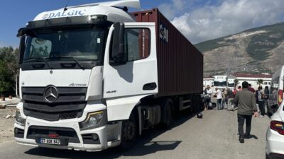 HATAY (AA) – Hatay'ın İskenderun ilçesinde geri manevra yapan tırın