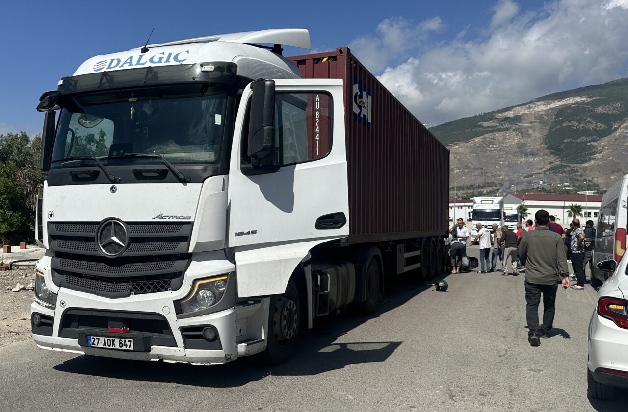HATAY (AA) – Hatay'ın İskenderun ilçesinde geri manevra yapan tırın