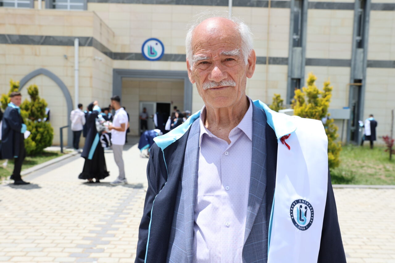BAYBURT (AA) – Bayburt'ta 75 yaşındaki Veysel Gider, Bayburt Üniversitesi