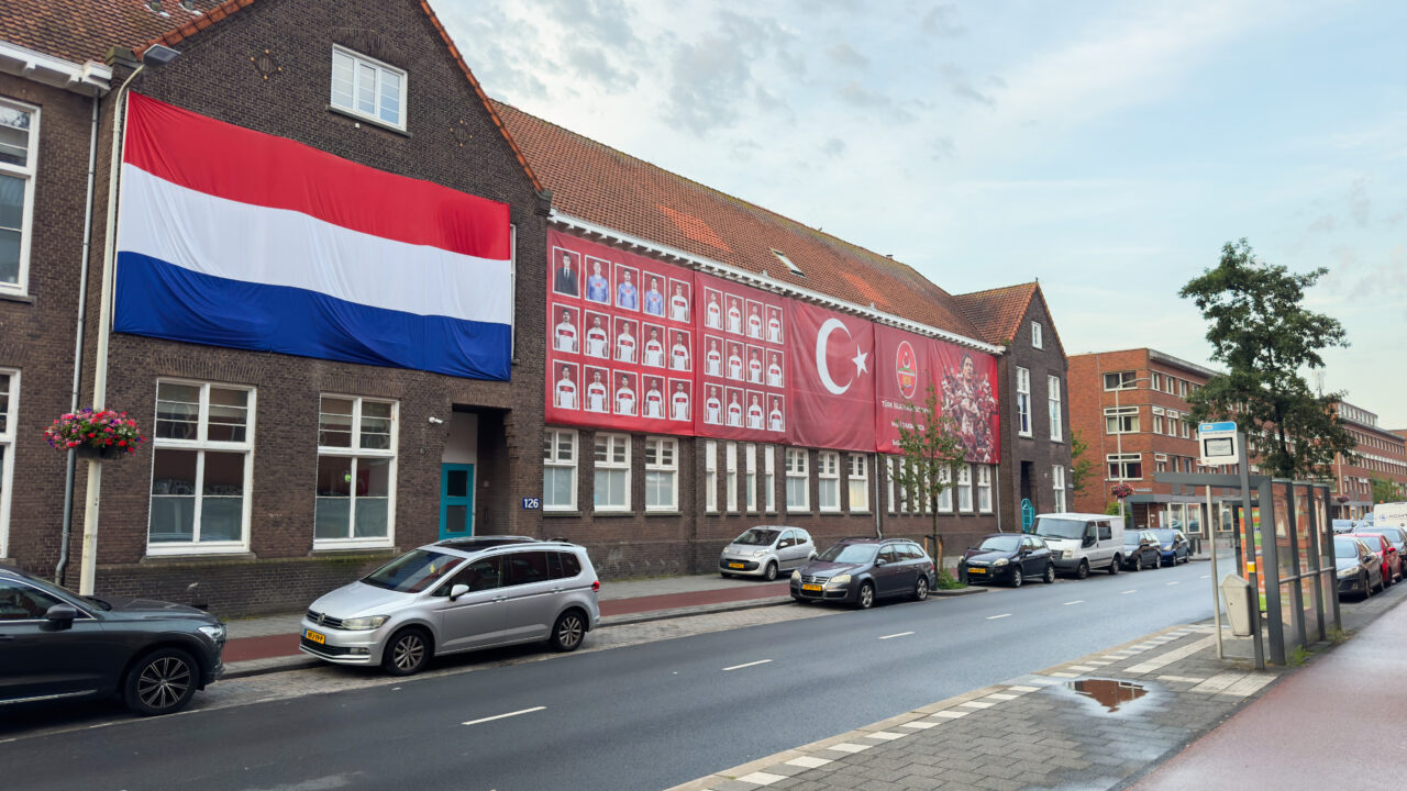 LAHEY (AA) – Hollanda genelinde camilerde buluşan Türkler, sabah namazının