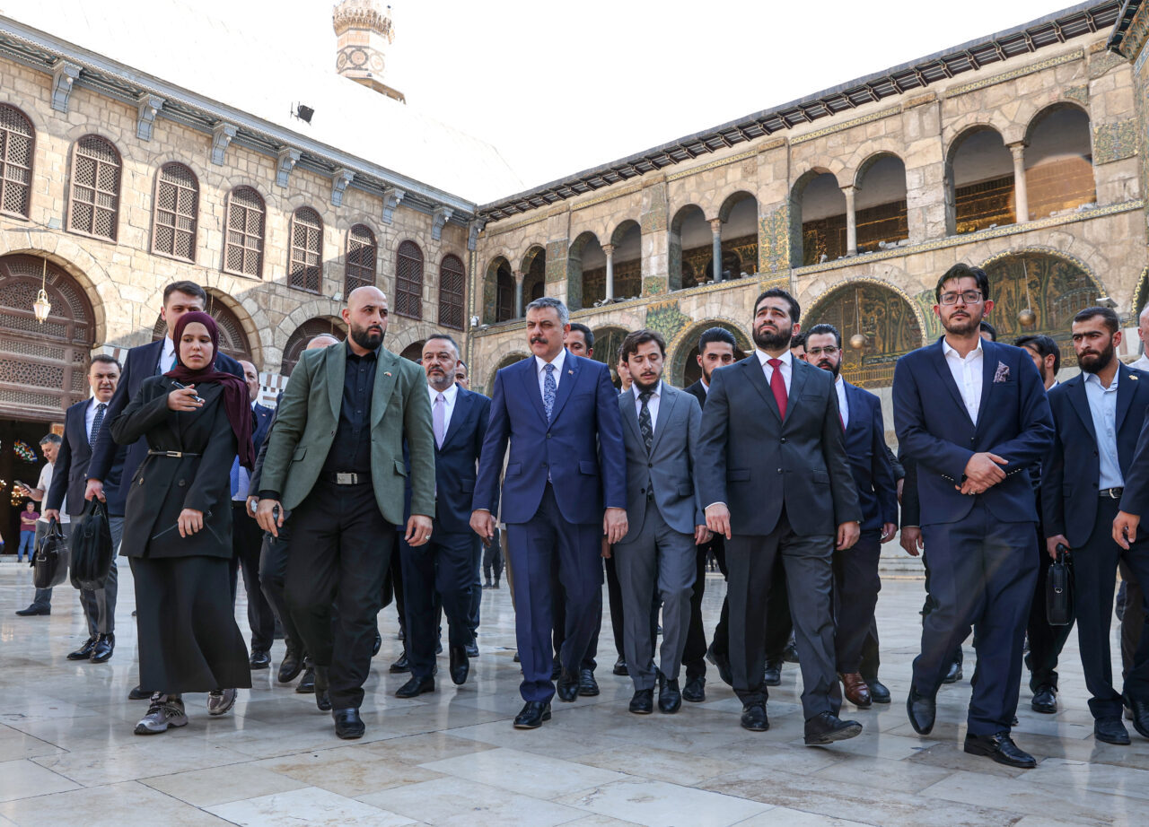 - İçişleri Bakanı Mustafa Çiftçi, Emevi Camii'nde ikindi namazını kıldıktan