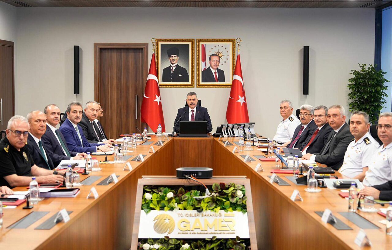 - İçişleri Bakanı Çiftçi:
- "Hedefimiz, sahipsiz hayvanları sokağın insafına terk