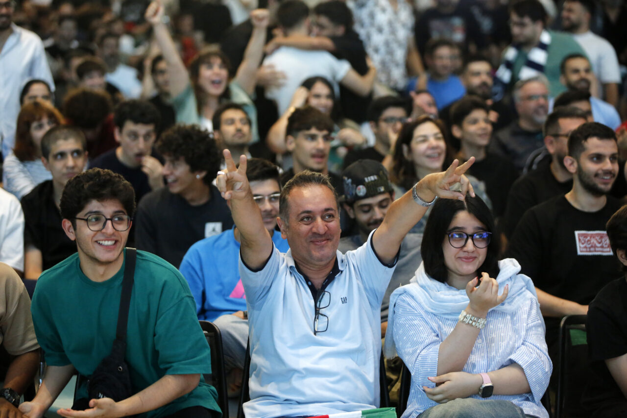 - İranlı futbolsever İrec Kurbannejad:
- "İnşallah bunca zorluk ve savaş
