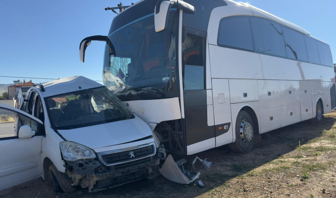 ISPARTA (AA) – Isparta'nın Şarkikaraağaç ilçesinde tur otobüsüyle çarpışan hafif