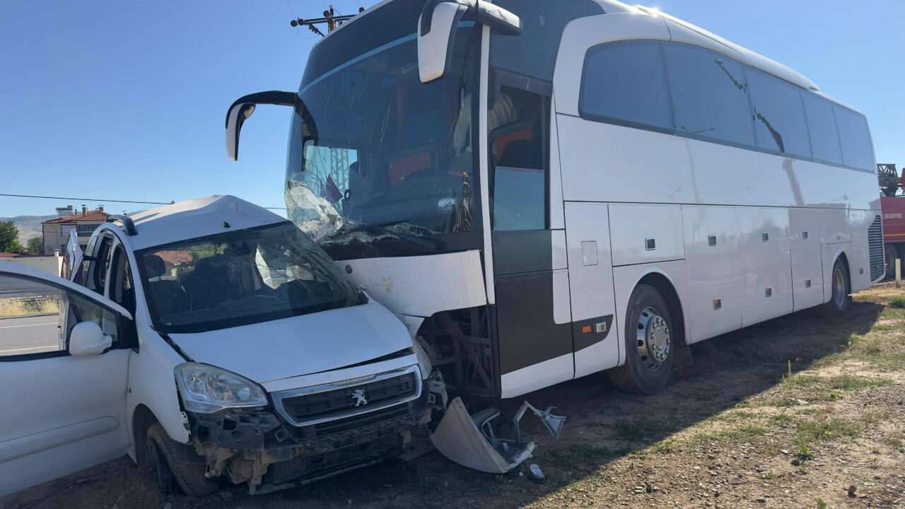 ISPARTA (AA) – Isparta'nın Şarkikaraağaç ilçesinde tur otobüsüyle çarpışan hafif