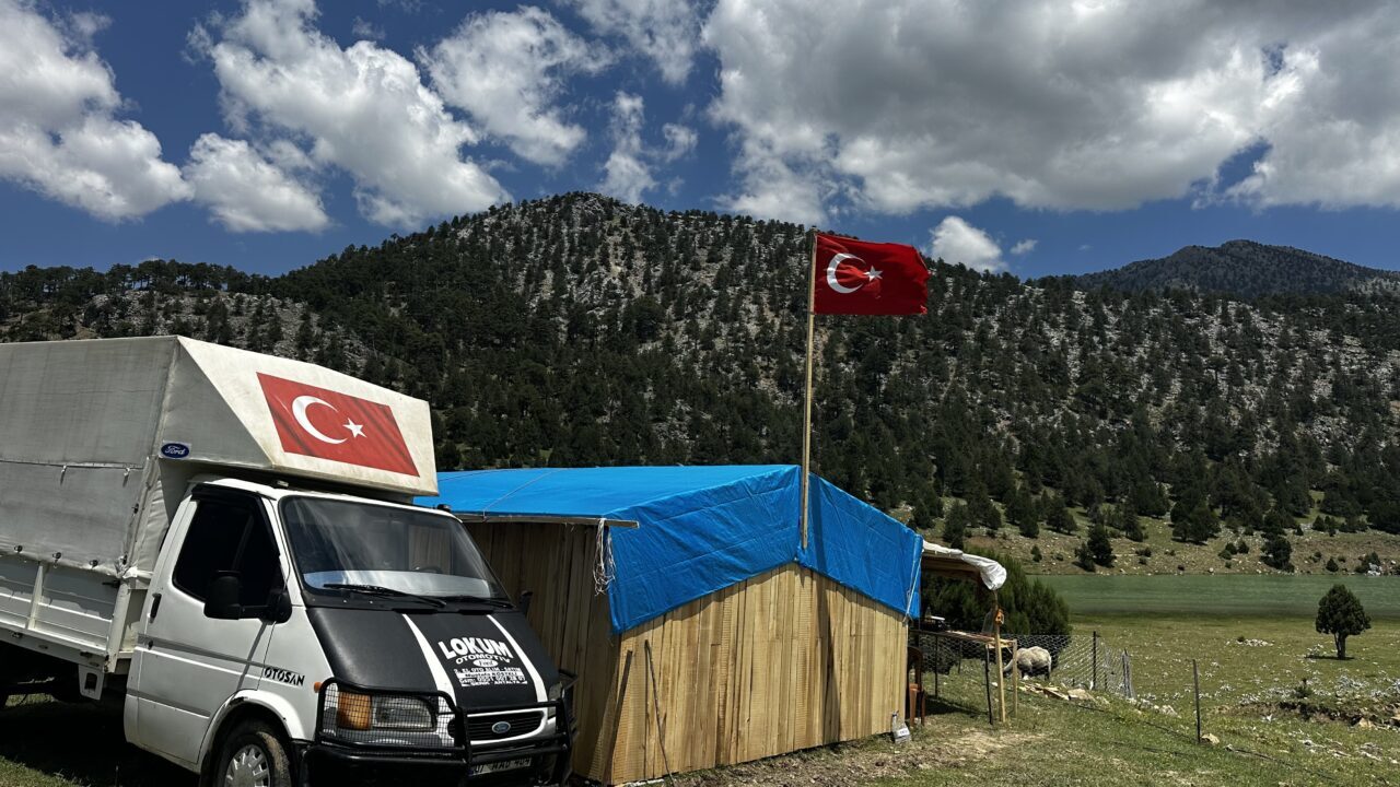 ISPARTA (AA) – Isparta'da havaların ısınmasıyla birlikte hayvancılıkla uğraşan Yörükler,