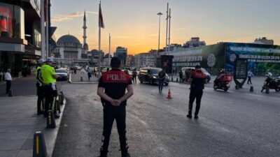 İSTANBUL (AA) – İstanbul'da polis ekipleri, kent genelinde asayişin sağlanması