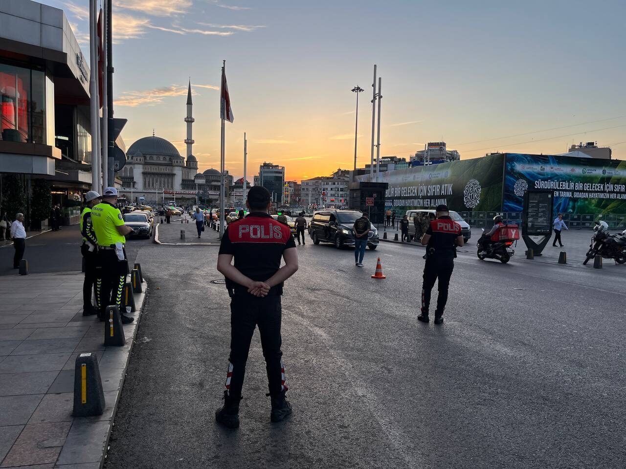 İSTANBUL (AA) – İstanbul'da polis ekipleri, kent genelinde asayişin sağlanması