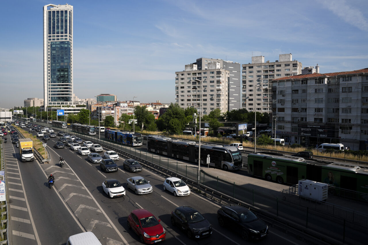 - Anadolu Yakası'nda, TEM Otoyolu'nda, Sancaktepe ile 15 Temmuz Şehitler
