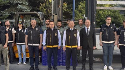 İSTANBUL (AA) – İstanbul'da bir tırın dorsesine gizlenmiş yaklaşık 130