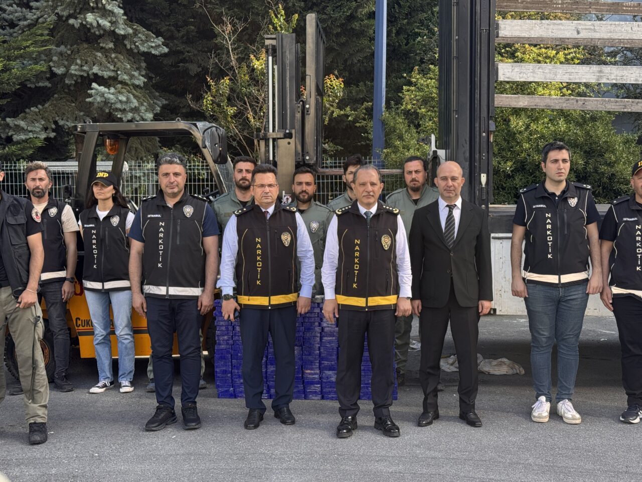 İSTANBUL (AA) – İstanbul'da bir tırın dorsesine gizlenmiş yaklaşık 130