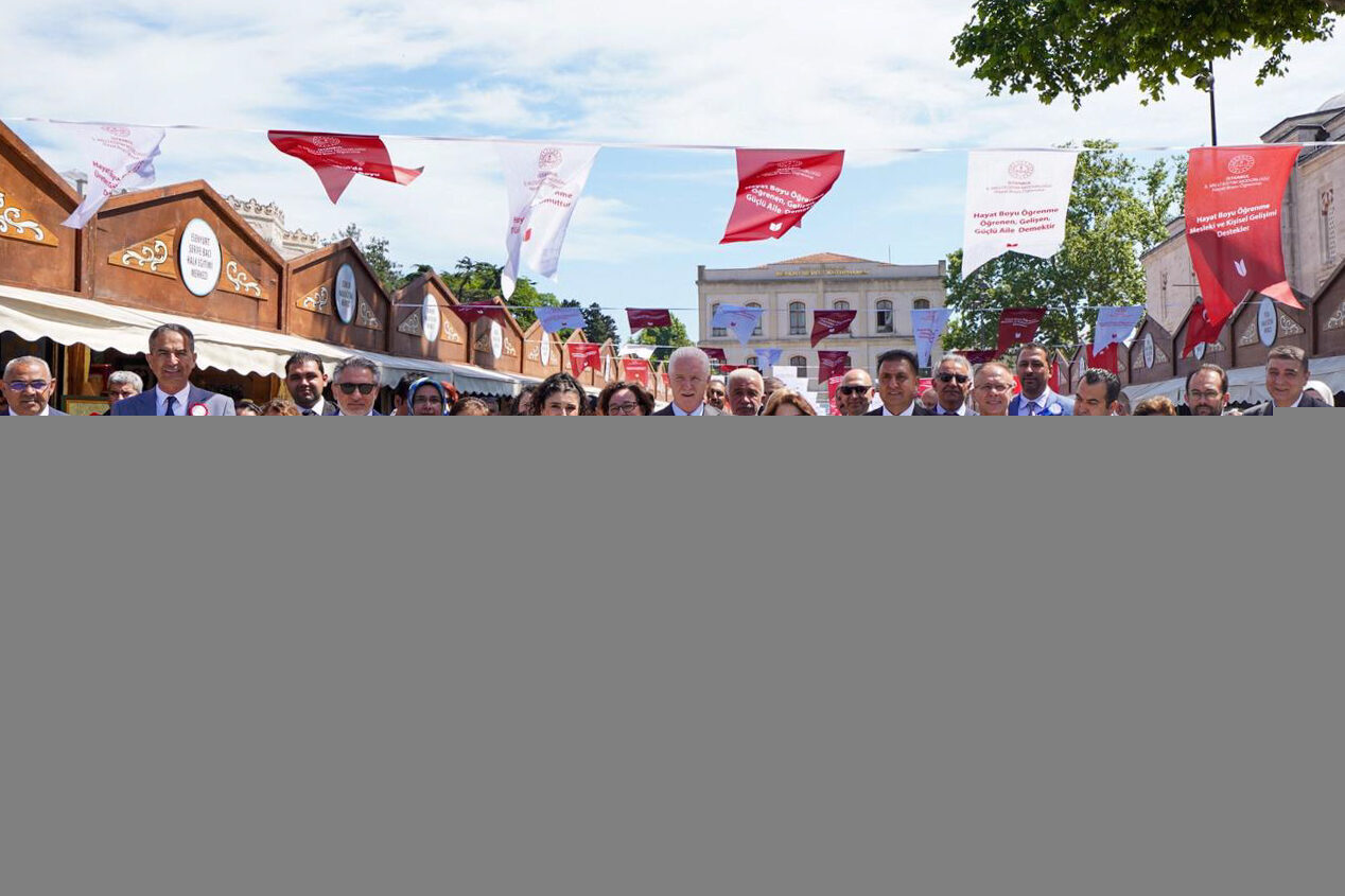 - "Öğrenme Farkındalık Yürüyüşü" ile başlayan program kapsamında Beyazıt Meydanı'nda