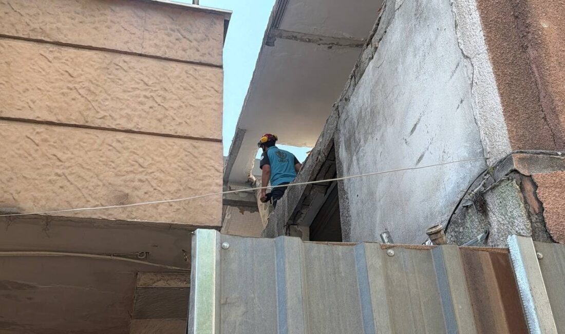 - Binadan 1 kişi kendi imkanıyla çıkarken 2 kişi ekiplerce