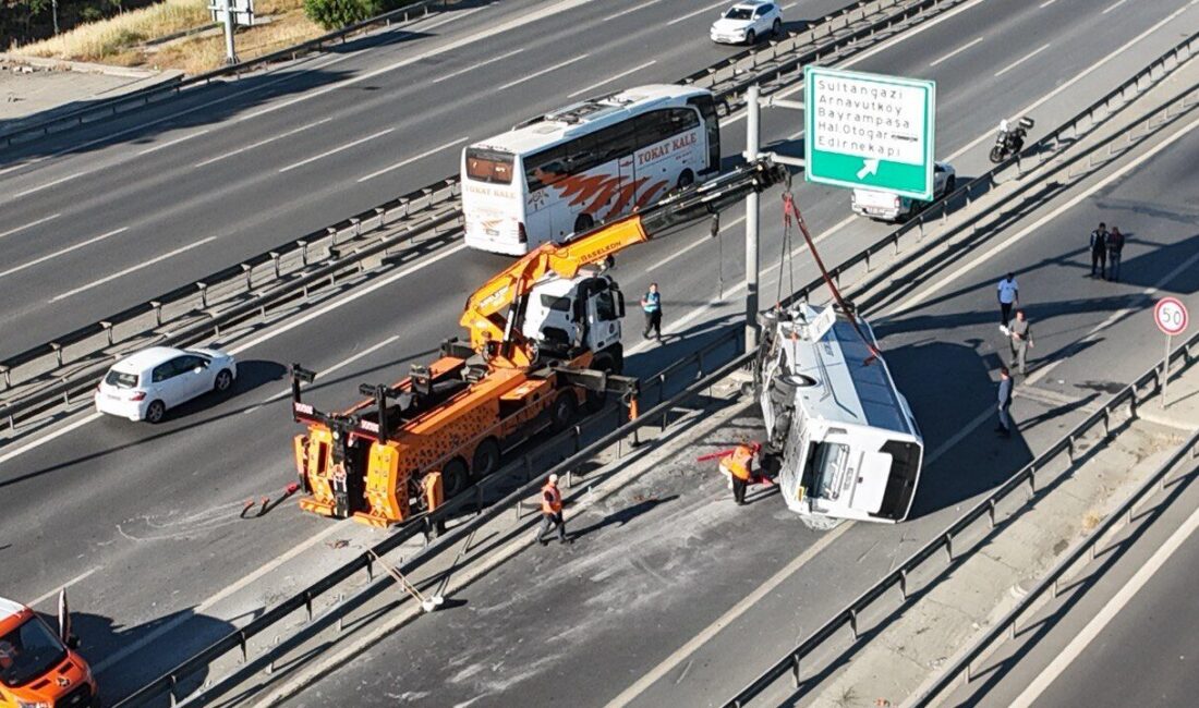 İSTANBUL (AA) – İstanbul'un Sultangazi ilçesinde, TEM Otoyolu'nda midibüsün devrilmesi