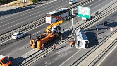 İSTANBUL (AA) – İstanbul'un Sultangazi ilçesinde, TEM Otoyolu'nda midibüsün devrilmesi