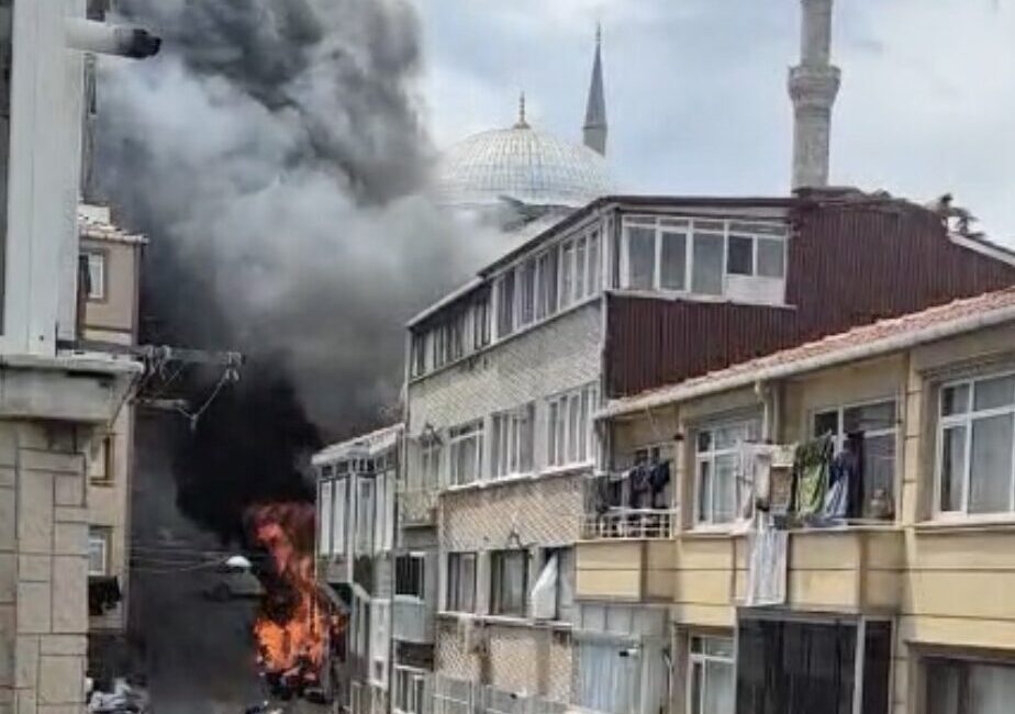 - Yan binaya da sirayet eden yangın nedeniyle tamirhanedeki motosikletler
