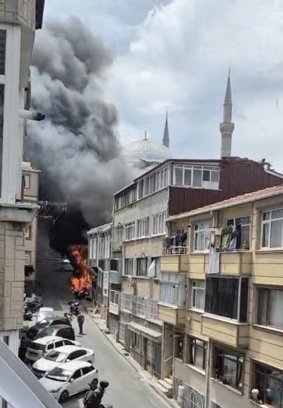 - Yan binaya da sirayet eden yangın nedeniyle tamirhanedeki motosikletler