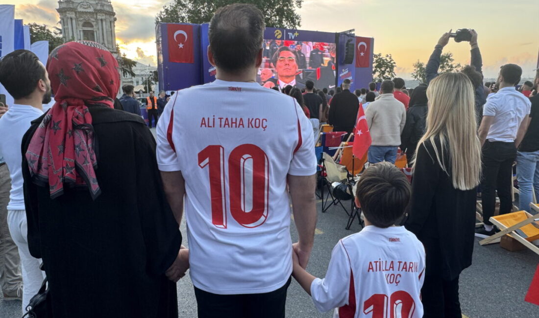 - Türk bayraklarıyla donatılan meydanlarda maçı izlemeye gelen vatandaşlara çorba,