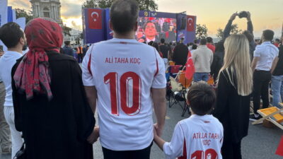 - Türk bayraklarıyla donatılan meydanlarda maçı izlemeye gelen vatandaşlara çorba,