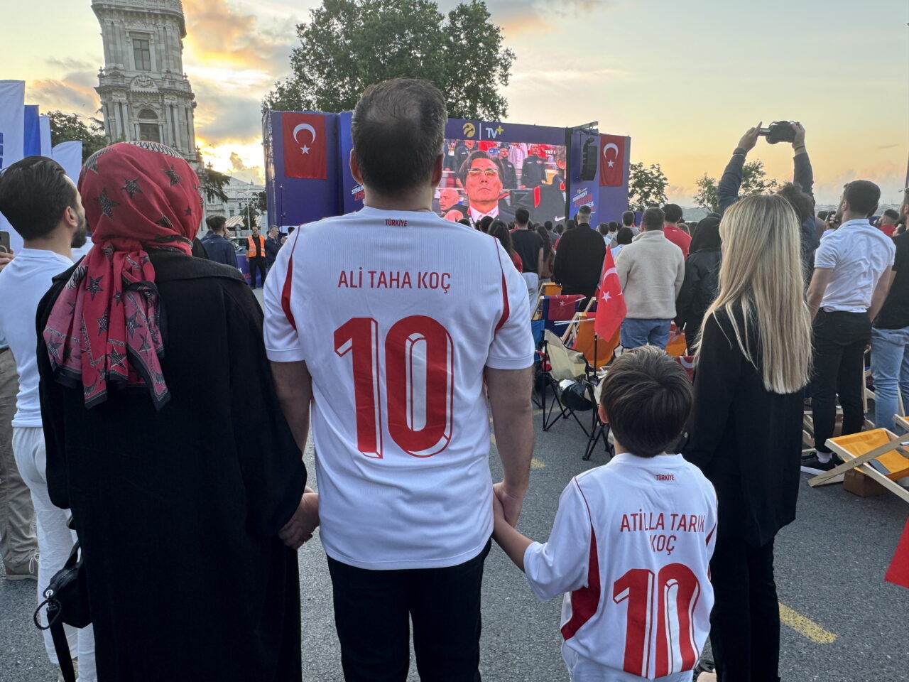 - Türk bayraklarıyla donatılan meydanlarda maçı izlemeye gelen vatandaşlara çorba,