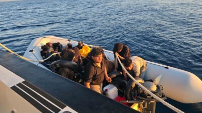 İZMİR (AA) – İzmir'in Seferihisar ilçesi açıklarında 20 düzensiz göçmen
