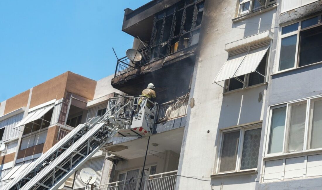 İZMİR (AA) – İzmir'in Karabağlar ilçesinde apartmanda çıkan yangında dumandan