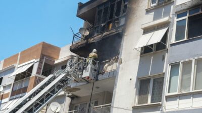 İZMİR (AA) – İzmir'in Karabağlar ilçesinde apartmanda çıkan yangında dumandan