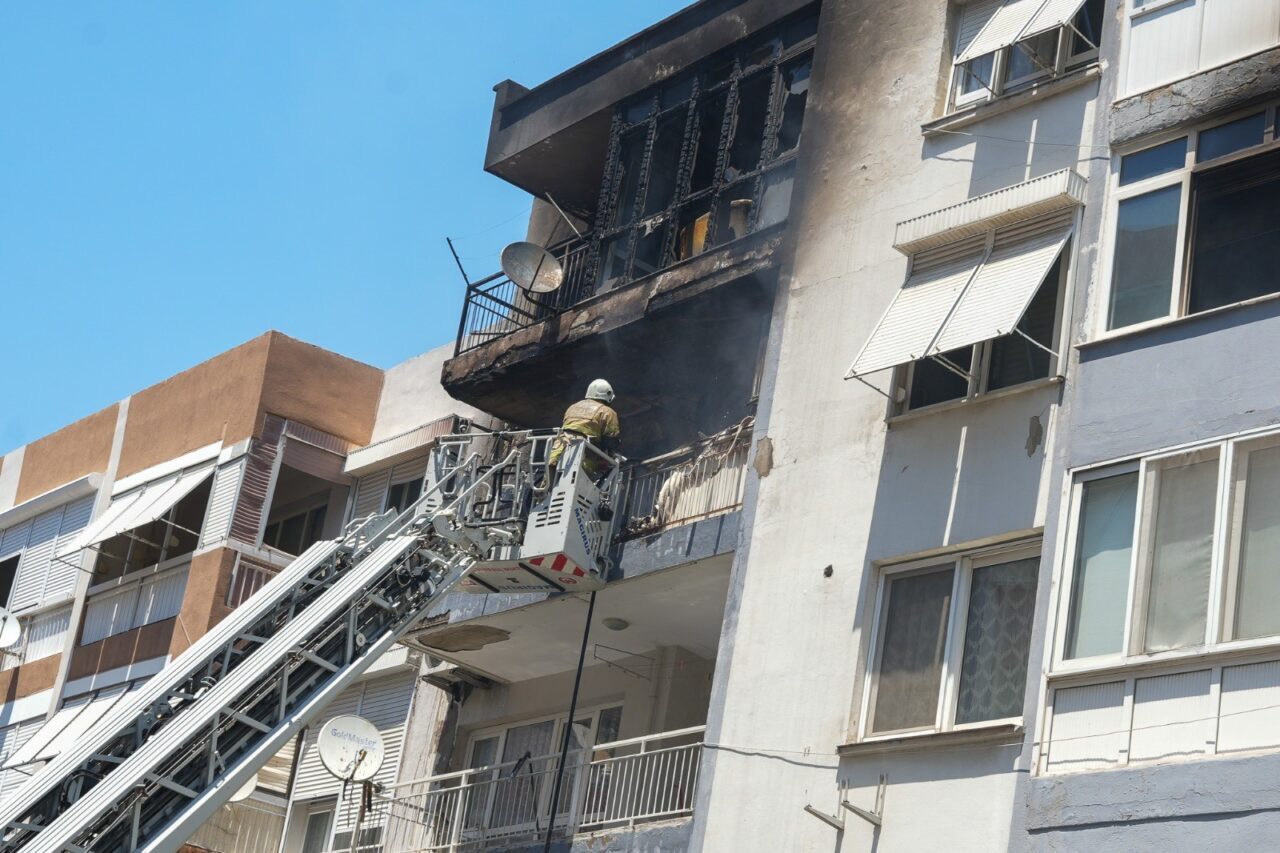 İZMİR (AA) – İzmir'in Karabağlar ilçesinde apartmanda çıkan yangında dumandan