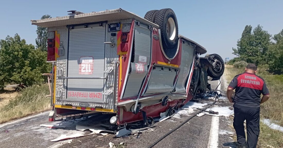 İZMİR (AA) – İzmir'in Bergama ilçesinde devrilen itfaiye aracındaki 2