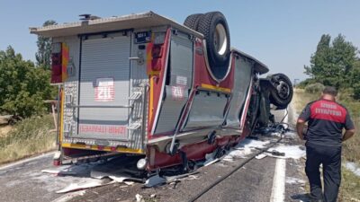 İZMİR (AA) – İzmir'in Bergama ilçesinde devrilen itfaiye aracındaki 2
