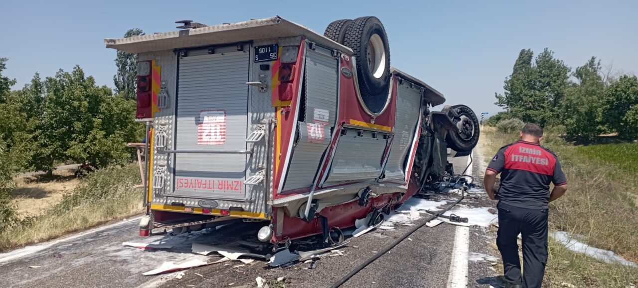 İZMİR (AA) – İzmir'in Bergama ilçesinde devrilen itfaiye aracındaki 2