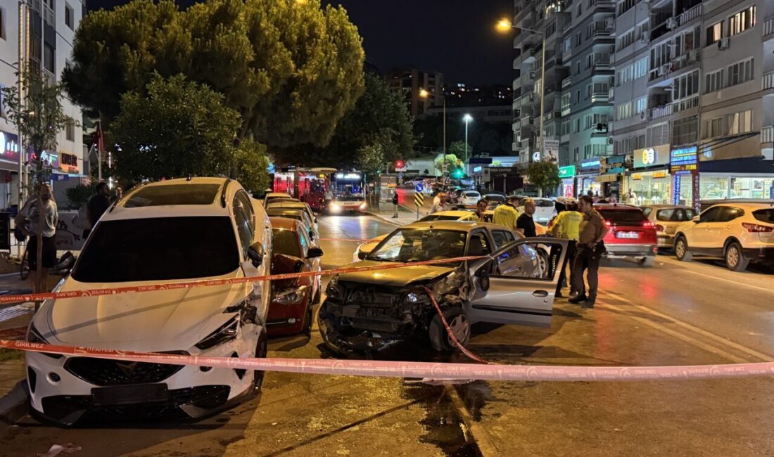 İZMİR (AA) – İzmir'in Konak ilçesinde park halindeki 2 araca