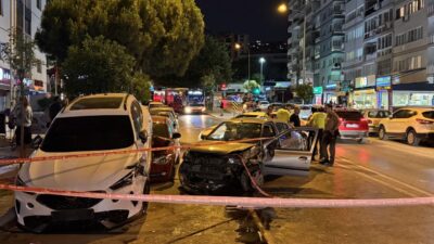 İZMİR (AA) – İzmir'in Konak ilçesinde park halindeki 2 araca
