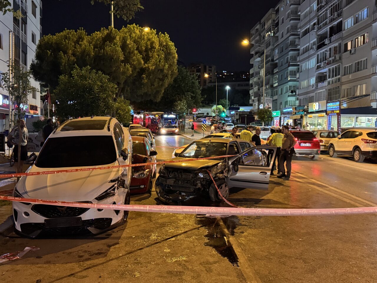 İZMİR (AA) – İzmir'in Konak ilçesinde park halindeki 2 araca