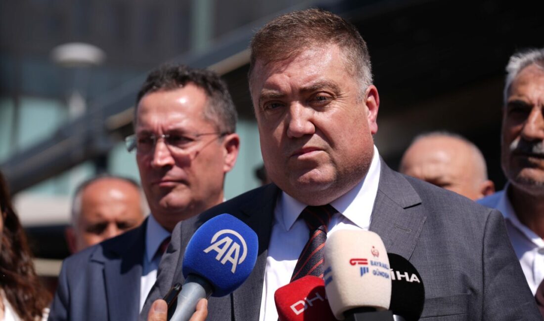 İZMİR (AA) – İzmir'in Konak ilçesinde, taksi şoförü Deniz Örer'i
