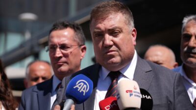İZMİR (AA) – İzmir'in Konak ilçesinde, taksi şoförü Deniz Örer'i
