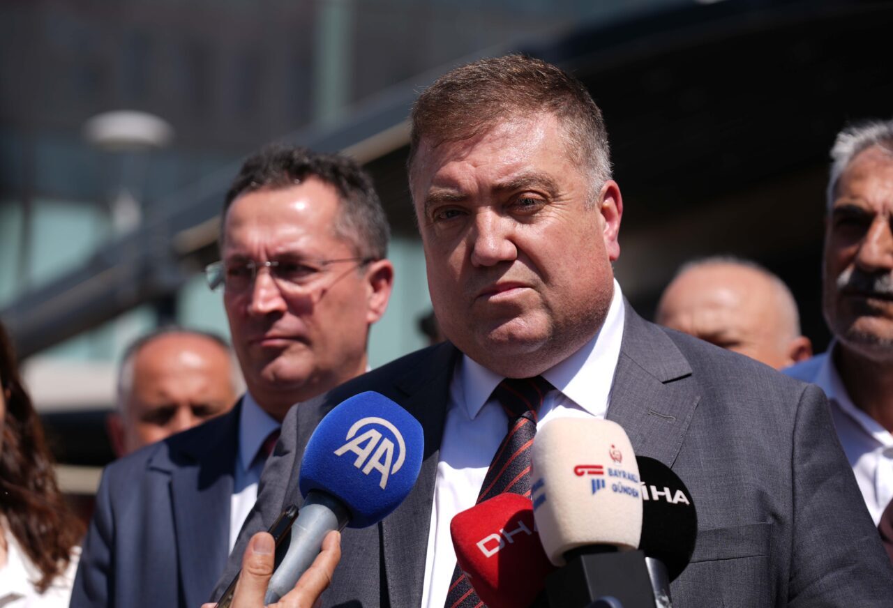 İZMİR (AA) – İzmir'in Konak ilçesinde, taksi şoförü Deniz Örer'i