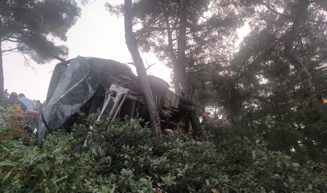 İZMİR (AA) – İzmir'in Bayındır ilçesinde tarım işçilerini taşıyan midibüsün