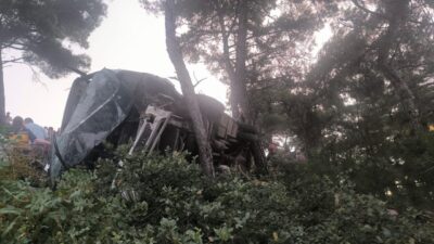 İZMİR (AA) – İzmir'in Bayındır ilçesinde tarım işçilerini taşıyan midibüsün