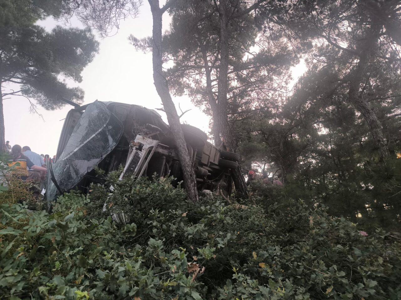 İZMİR (AA) – İzmir'in Bayındır ilçesinde tarım işçilerini taşıyan midibüsün