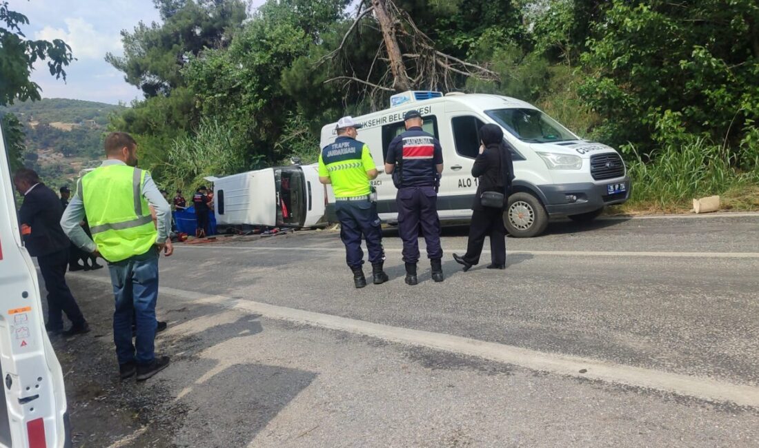 İZMİR (AA) – İzmir'in Kiraz ilçesinde mevsimlik tarım işçilerini taşıyan