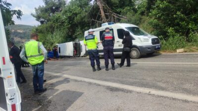 İZMİR (AA) – İzmir'in Kiraz ilçesinde mevsimlik tarım işçilerini taşıyan