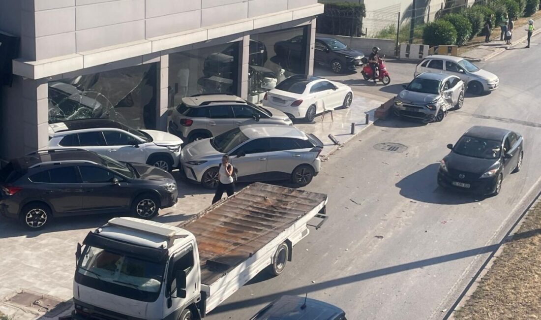 İZMİR (AA) – İzmir'in Bornova ilçesinde tırın çarptığı otomobilin bir