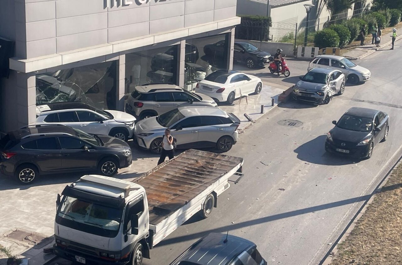 İZMİR (AA) – İzmir'in Bornova ilçesinde tırın çarptığı otomobilin bir
