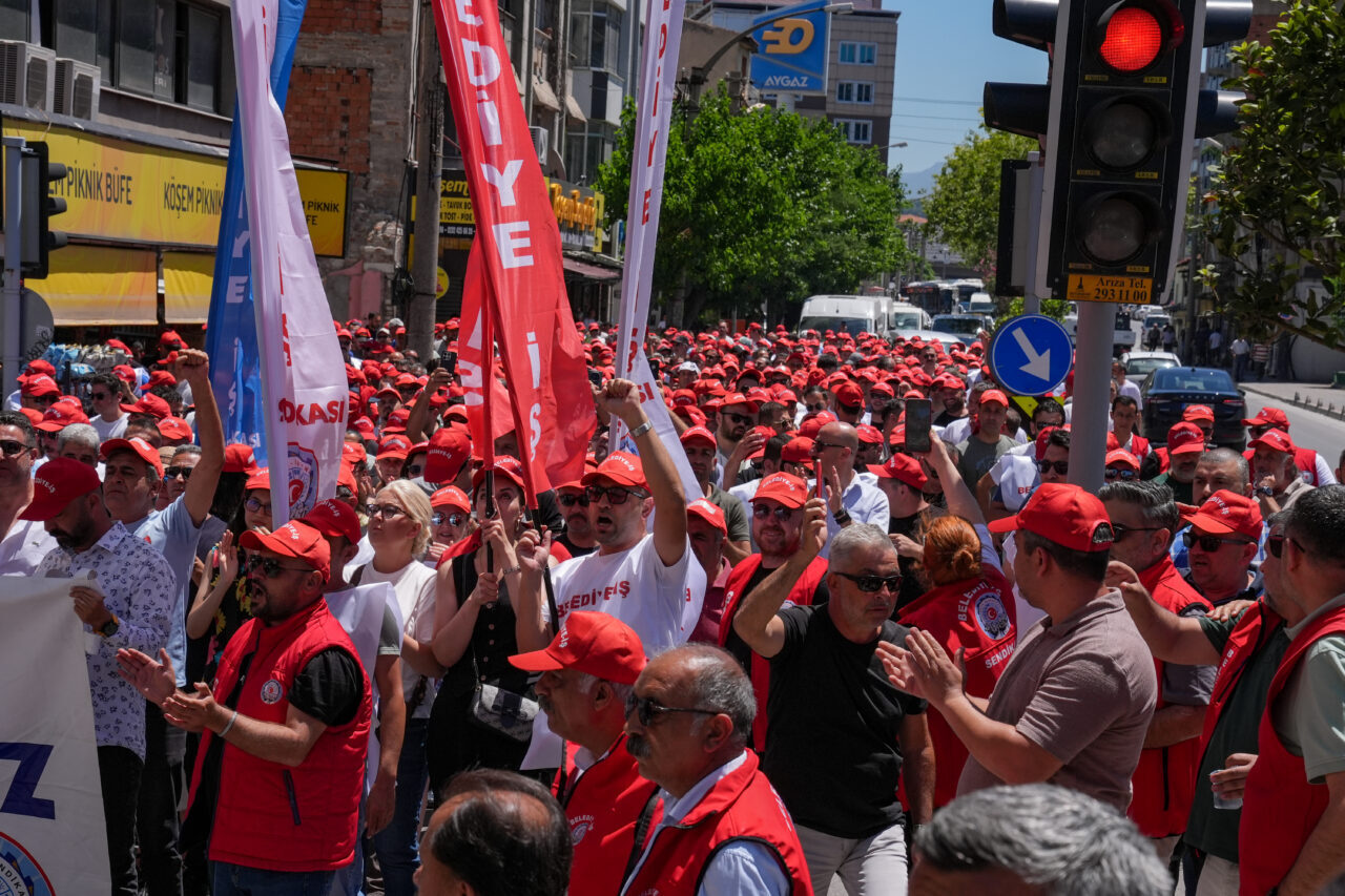 İZMİR (AA) – İzmir Büyükşehir Belediyesi bünyesinde çalışan Belediye-İş Sendikası