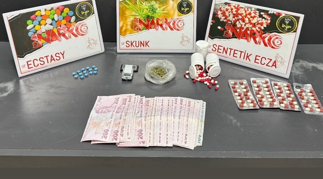 İZMİR (AA) – İzmir'de düzenlenen uyuşturucu operasyonunda yakalanan 33 zanlıdan